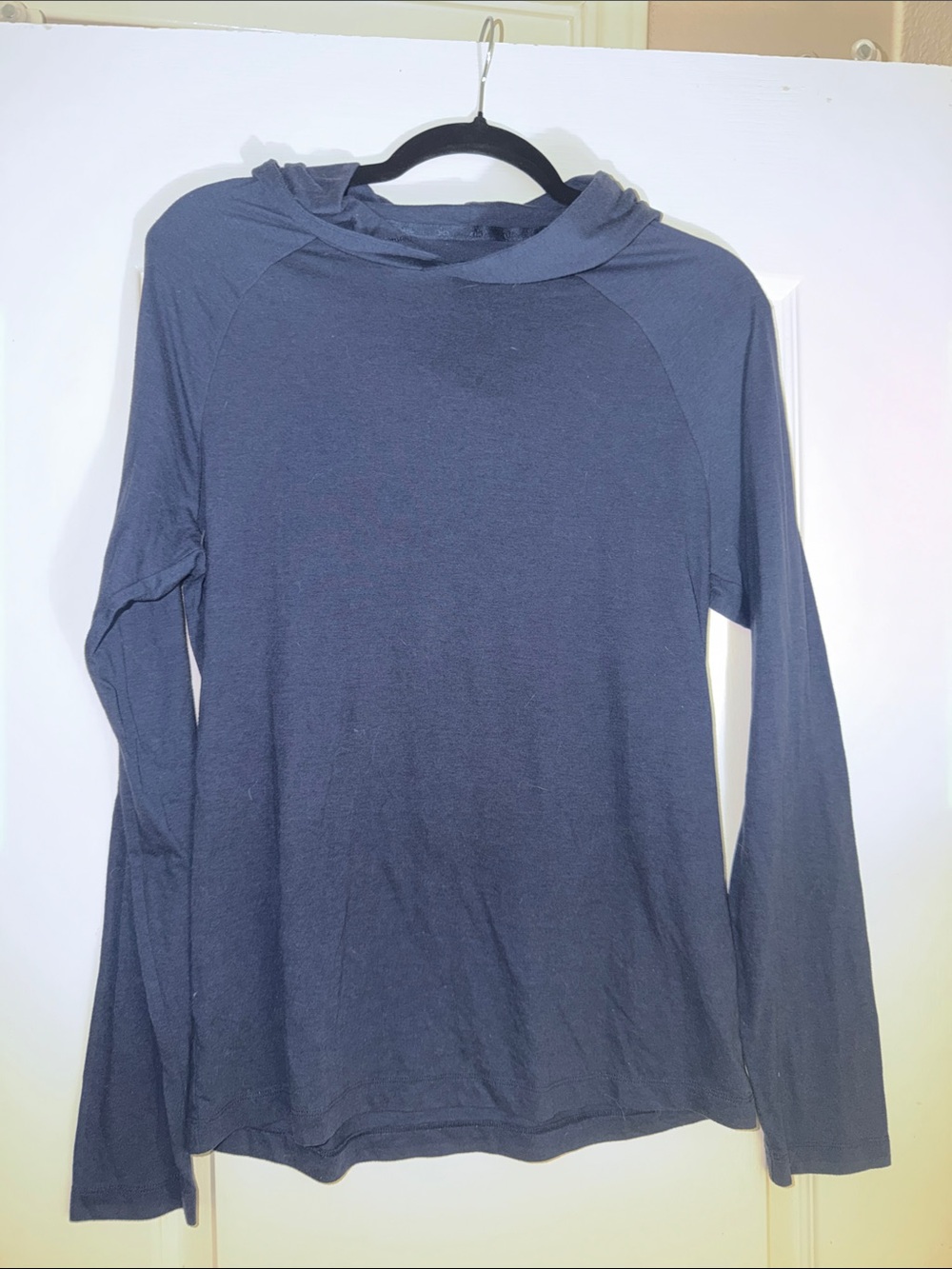 ALO Yoga Men's Long-Sleeve Hooded Top in Navy